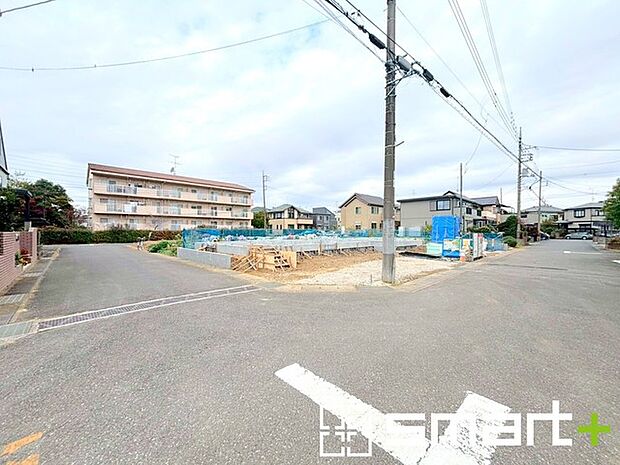 〜開放感ある角地のお住まい〜 ・2方向が空く事で開放感のある角地に位置しております。 ・窮屈な感じが無く、ゆったりと暮らせるこの魅力をぜひ現地でご体感くださいませ。