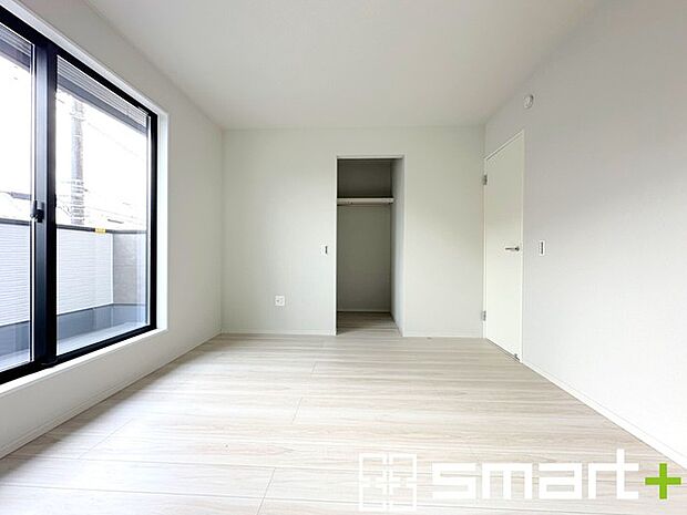 ~バルコニーに面した洋室~ ・バルコニー側の大きな窓から穏やかな陽が差し込む明るい洋室はゆとりある広さの8.1帖。 ・ウォークインクローゼット付なのでお洋服も分けてスッキリ収納できます。