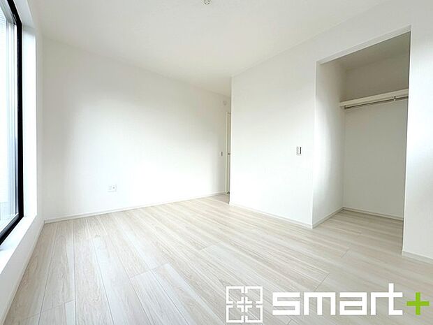 ~WIC付きの洋室~ ・バルコニー側の大きな窓から穏やかな陽が差し込む明るい洋室はウォークインクローゼット付。 ・ゆとりある広さでご夫婦やご兄弟でもゆったりお過ごしいただけます。