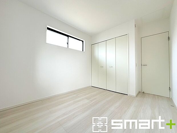 ~収納豊富な洋室~ ・各居室に備え付けの収納をご用意。タンスなどを置く場合と比べ出っ張らないので部屋の中を有効のご活用いただけます。 ・収納の広さなどぜひ現地でご確認くださいませ。