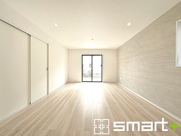 ~穏やかな陽の入るLDK~ ・大きな窓のあるLDKは陽当りも良好で明るい空間となっております。 ・ご家族団らんなど過ごす時間の多いLDKが明るいのは嬉しいポイントですね。