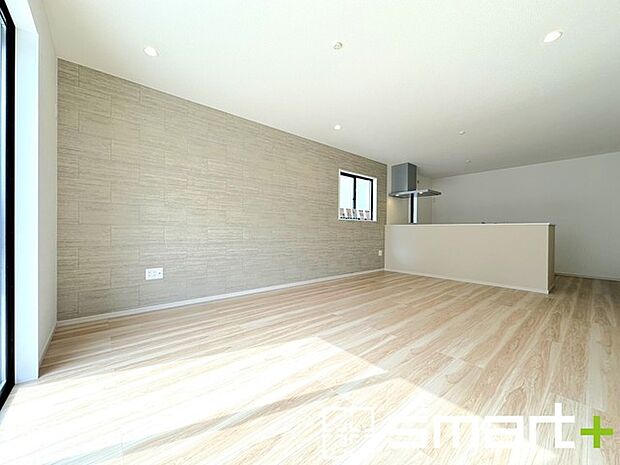 ~窓からはたっぷりの陽光~ ・穏やかな陽だまりに包まれる居心地の良いLDKは、ご家族が自然と集まる憩いのスペースに。 ・家事をしながらご家族との会話が楽しめる人気のカウンターキッチンも魅力。