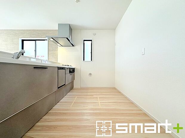 ~食器洗浄機を標準装備~ ・キッチンにはビルトインタイプの食器洗浄機を標準装備。 ・家事にかける時間を削減でき、「自分時間」を増やすことができる嬉しいアイテムです。