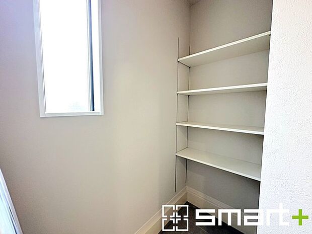 ~シューズインクローク付き~ ・玄関にはシューズインクローク完備。ベビーカーやゴルフバッグ、お子様のスポーツ用品など収納可能。 ・稼働式の棚で高さや大きさのあるものもスッキリしまえて快適。