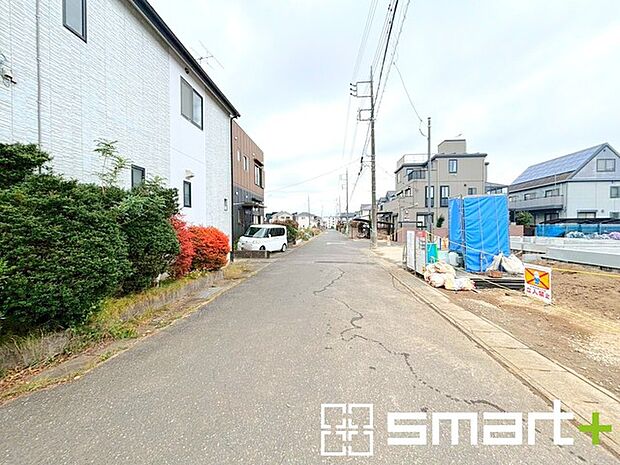 〜十分な広さのある前面道路〜 ・前面道路は約6mございますので、お車でのすれ違いも楽々で余計なストレスがかかりません。 ・日々お車での移動が多い方には大切なポイントですね。