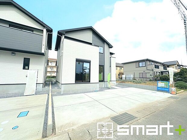 ~ゆとりあるカースペース~ ・セカンドカーや来客時にも困らないカースペース2台分は並列駐車可能でお車の出し入れもラクラク。 ・カーポートなどのオプションもお気軽にご相談くださいませ。