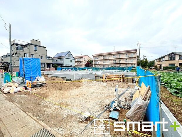 〜閑静な住宅街の立地〜 ・周辺は閑静な住宅街となっておりますので、静かな暮らしをご実現いただけます。 ・前面道路の交通量も多くないので、小さなお子様がいるご家庭でもご安心ですね。 