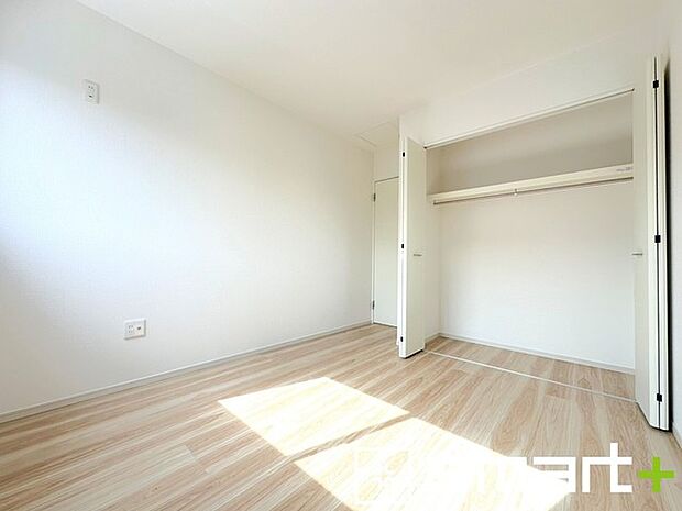 ~収納豊富な洋室~ ・各居室に備え付けの収納をご用意。タンスなどを置く場合と比べ出っ張らないので部屋の中を有効のご活用いただけます。 ・収納の広さなどぜひ現地でご確認くださいませ。