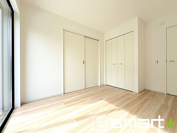 ~リビング横の洋室~ ・リビング横には開放感をプラスしてくれる洋室。続き間として利用すれば22帖超の広々空間になります。 ・収納スペース付きで寝室にもお使いいただけます。