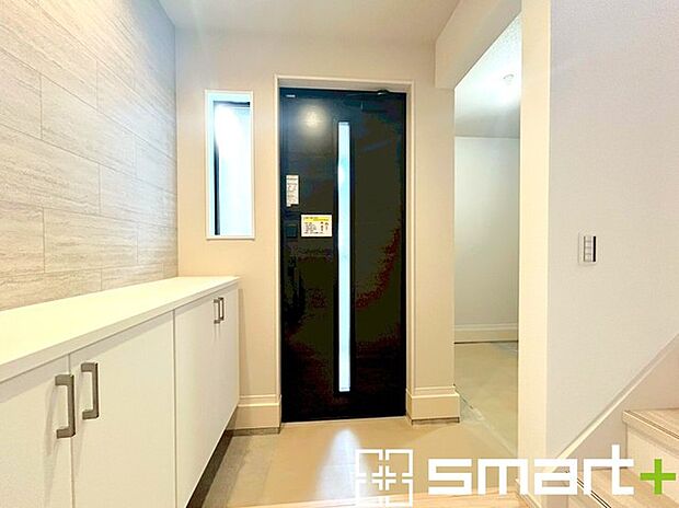 〜穏やかな陽が入る玄関〜 ・窓に加えて玄関ドアのガラス部分からも穏やかな陽が入り、明るい玄関になります。 ・備え付けのシューズボックスはたっぷりしまえて玄関がスッキリ片付きますね。