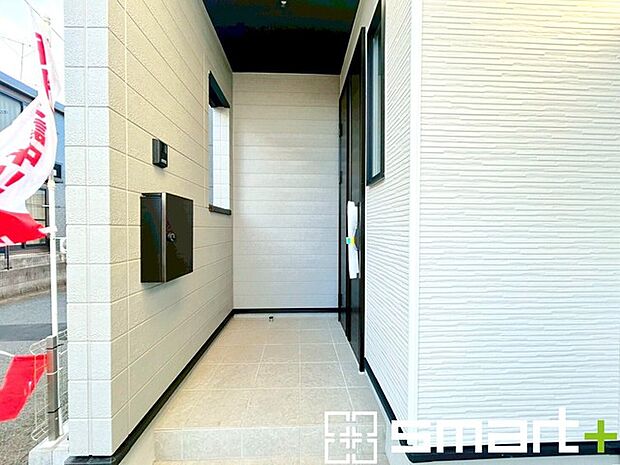 〜お住まいの顔「玄関」〜 ・玄関ドアの上にはもちろん軒がございますので、雨の日でも濡れずに鍵の開閉が可能です。 ・鍵は防犯性に優れたディンプルキーを採用。 