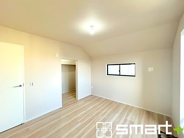 ~バルコニーに面した洋室~ ・バルコニー側の大きな窓から穏やかな陽が差し込む明るい洋室はウォークインクローゼット付。 ・8.5帖のゆとりある広さでご夫婦やご兄弟でもゆったりお過ごしいただけます。