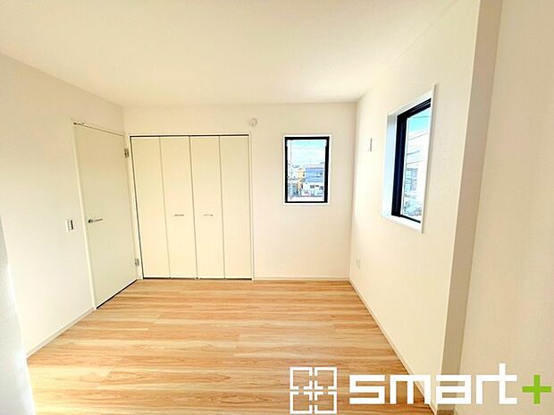 〜収納豊富な洋室〜 ・各居室に備え付けの収納をご用意。タンスなどを置く場合と比べ出っ張らないので部屋の中を有効のご活用いただけます。 ・収納の広さなどぜひ現地でご確認くださいませ。 