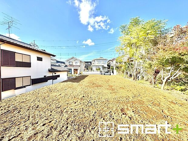 〜閑静な住宅街の立地〜 ・周辺は閑静な住宅街となっておりますので、静かな暮らしをご実現いただけます。 ・前面道路の交通量も多くないので、小さなお子様がいるご家庭でもご安心ですね。
