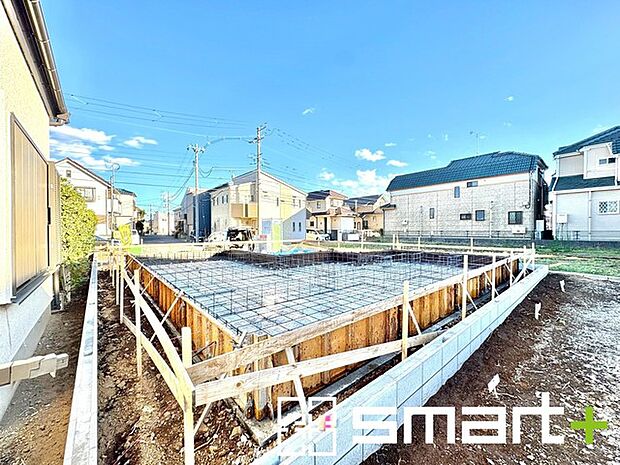 〜ベタ基礎でしっかりとした土台〜 ・コンクリートの中に鉄筋を配し強度を高めた「ベタ基礎」を採用。 ・しっかりとした土台を造ったうえで、その上に建物が築造されていきます。 