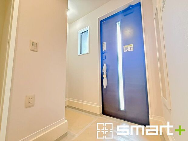 〜シューズインクロークのある玄関〜 ・玄関横にシューズインクロークをご用意。 ・追加の靴置きとしてはもちろん、スキー・ゴルフなど趣味の用具の置場としてもご利用いただけます。