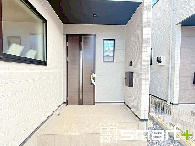 〜穏やかな陽が入る玄関〜 ・窓に加えて玄関ドアのガラス部分からも穏やかな陽が入り、明るい玄関に。 ・来客時に誰が来たかすぐにわかるモニター付きのインターフォンは防犯対策にもなります。