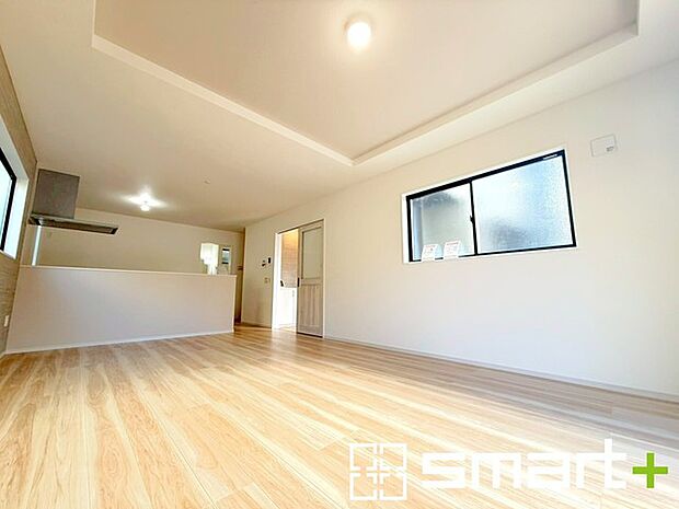 〜折り上げ天井のあるLDK〜 ・一部天井を高くする折り上げ天井を配する事で縦への空間が生まれ、開放感のある広々とした仕様に。 ・ぜひ現地でその魅力をご体感くださいませ。