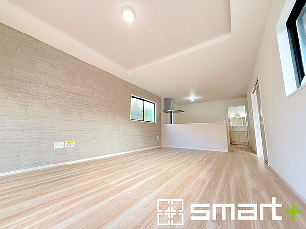 〜日当り良好のLDK〜 ・穏やかな陽だまりに包まれる居心地の良いLDKは、ご家族が自然と集まる憩いのスペースに。 ・アクセントクロスでシンプルなお部屋もメリハリのある空間になりますね。