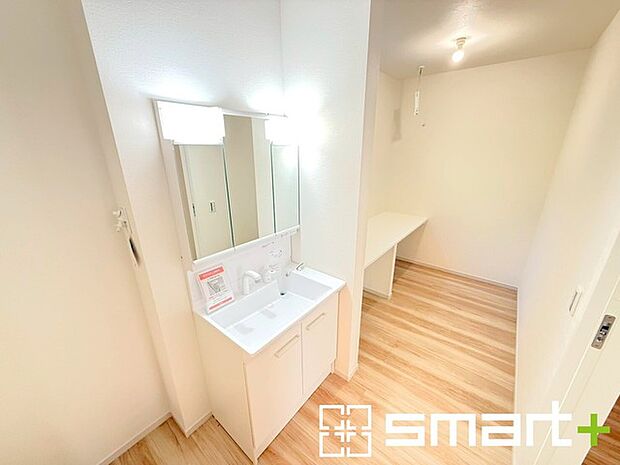 〜収納も充実の洗面所〜 ・洗面所にはリネンスペースを設ける事でタオルや洗剤などの置場にも困りません。 ・意外とリネンスペースがある物件は少ないので、ぜひ現地でその魅力をご確認ください。 