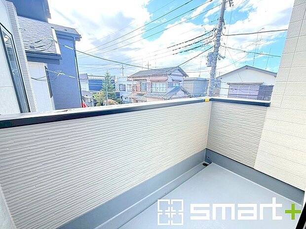 〜洗濯物も干しやすいバルコニー〜 ・バルコニーには物干し竿受けが標準装備されております。 ・テラス屋根等のオプションもお気軽にご相談くださいませ。