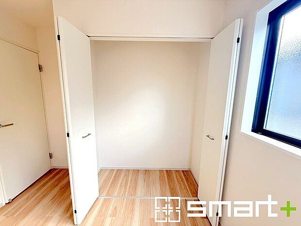 〜収納豊富な洋室〜 ・各居室に備え付けの収納をご用意。タンスなどを置く場合と比べ出っ張らないので部屋の中を有効のご活用いただけます。 ・収納の広さなどぜひ現地でご確認くださいませ。