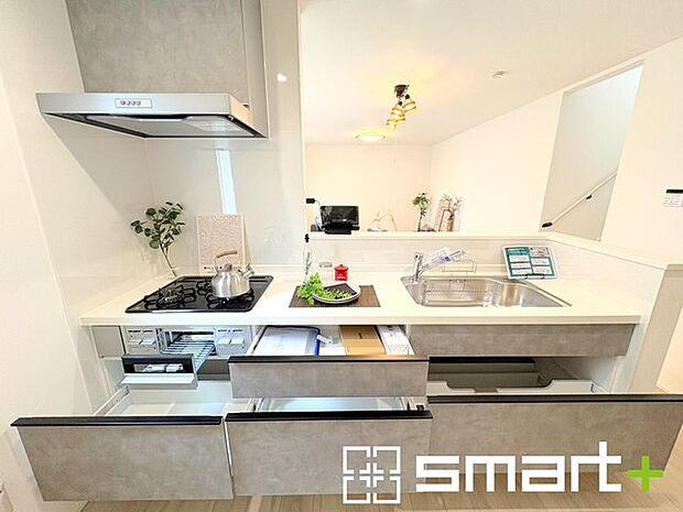 ~人気のカウンターキッチン~ ・キッチンには余計な柱が無いので、リビングが見渡せ開放感のある造りとなっております。 ・蛇口には浄水器が内蔵されるなど機能面でも優れたキッチンです。