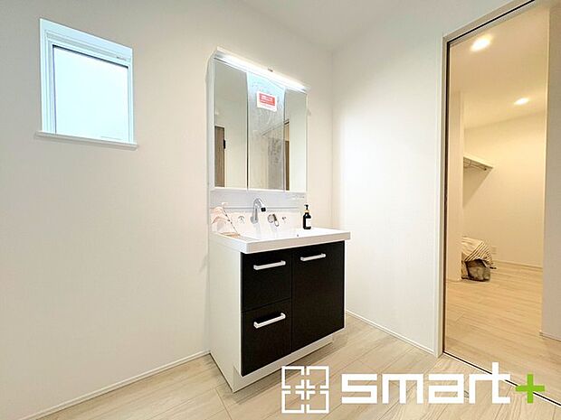 ~明るい洗面スペース~ ・窓から明るい陽が入り、気持ちよく朝の支度ができますね。 ・使い勝手の良い三面鏡タイプのシャワー付き洗面化粧台。鏡の裏に収納があるので洗面台周りもスッキリ。