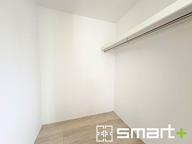 ~ウォークインクローゼット~ ・衣類をハンガーに掛けたまま収納できるウォークインクローゼットは重宝しますね。 ・季節ものや小物類なども整理整頓しやすく生活空間が広がります。