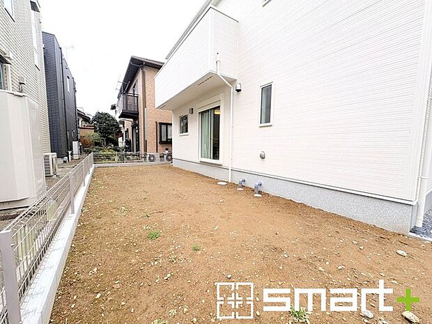 ~お庭もある余裕の敷地~ ・広々した敷地にはお庭もご用意。お庭があるだけで余裕を感じますね。 ・防草シートや人工芝の敷設などのオプションもお気軽にご相談くださいませ。