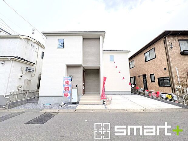 ~十分な広さのある前面道路~ ・前面道路は約6mございますので、お車でのすれ違いも楽々で余計なストレスがかかりません。 ・日々お車での移動が多い方には大切なポイントですね。