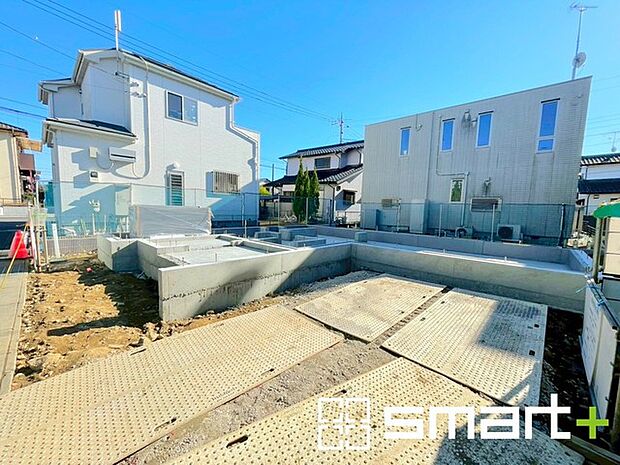 〜ベタ基礎でしっかりとした土台〜 ・コンクリートの中に鉄筋を配し強度を高めた「ベタ基礎」を採用。 ・しっかりとした土台を造ったうえで、その上に建物が築造されていきます。 