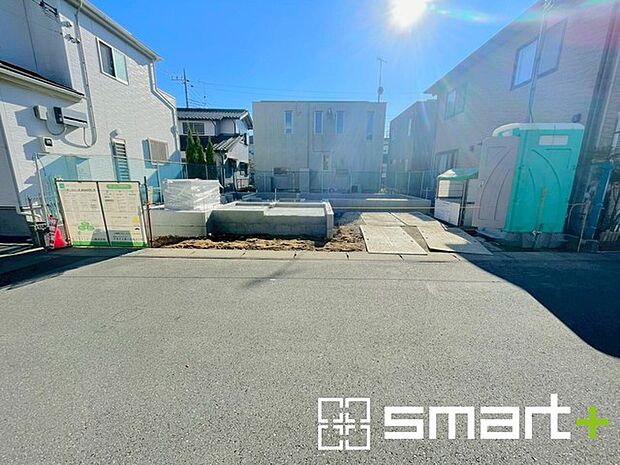 〜閑静な住宅街の立地〜 ・周辺は閑静な住宅街となっておりますので、静かな暮らしをご実現いただけます。 ・前面道路の交通量も多くないので、小さなお子様がいるご家庭でもご安心ですね。 