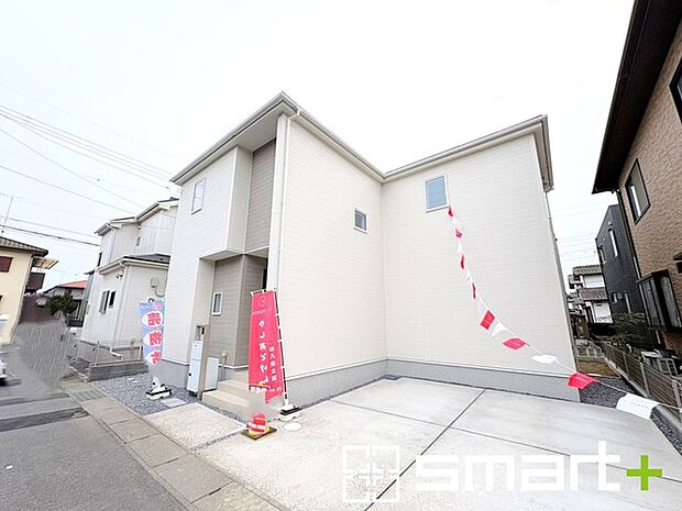 ~ゆとりあるカースペース~ ・セカンドカーや来客時にも困らないカースペース2台分は並列駐車可能でお車の出し入れもラクラク。 ・カーポートなどのオプションもお気軽にご相談くださいませ。