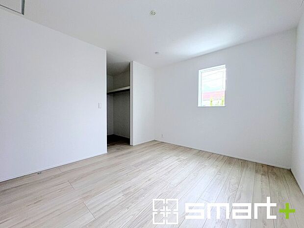 ~ウォークインクローゼットのあるお部屋~ ・人気のウォークインクローゼットをご用意。季節物や趣味の道具などもスッキリと収納が可能です。 ・最近流行りの収納術などもぜひご活用くださいませ。