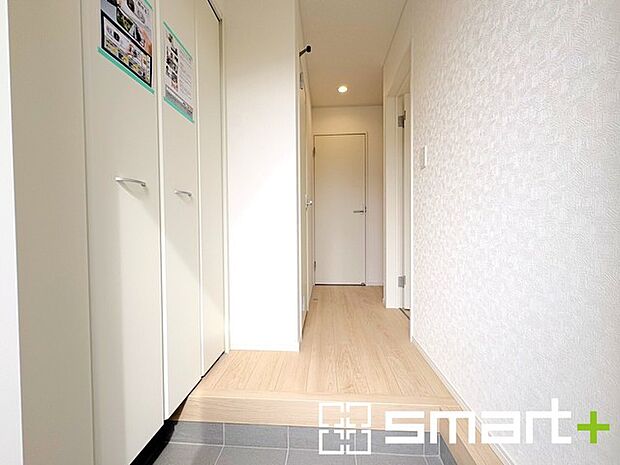 ～明るい玄関でお出迎え～ ・圧迫感がなくスッキリ広々とした印象の玄関。窓からは明るい陽光が差し込みます。 