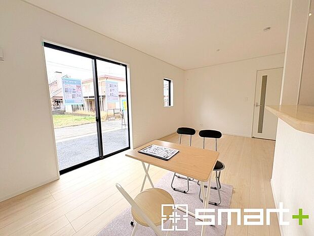 ~穏やかな陽の入るLDK~ ・大きな窓のあるLDKは陽当りも良好で明るい空間となっております。 ・ご家族団らんなど過ごす時間の多いLDKが明るいのは嬉しいポイントですね。