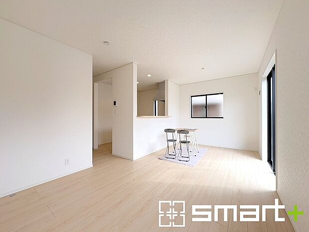 ~日当り良好のLDK~ ・穏やかな陽だまりに包まれる居心地の良いLDKは、ご家族が自然と集まる憩いのスペースに。 ・柔らかみのあるナチュラルカラーで、家具やカーテンの色も選びやすいです。