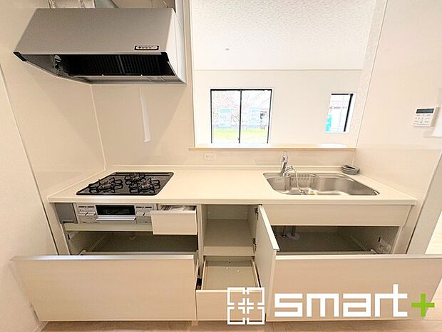 ~人気のカウンターキッチン~ ・キッチンは人気のカウンタータイプを採用。「ご家族の顔が見える」造りです。 ・蛇口に浄水器が内蔵されているなど機能面でも優れた仕様です。