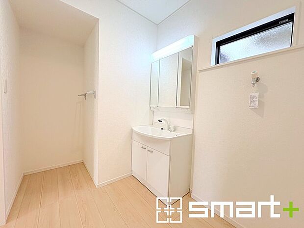 ~シャワー付き洗面台を採用~ ・洗面台の蛇口がホースで伸びシャワーとしてご利用可能。 ・朝の寝ぐせ直しなどにシャワーを使いたい時、洗面台の掃除をする際にも便利にお使いいただけますよ。