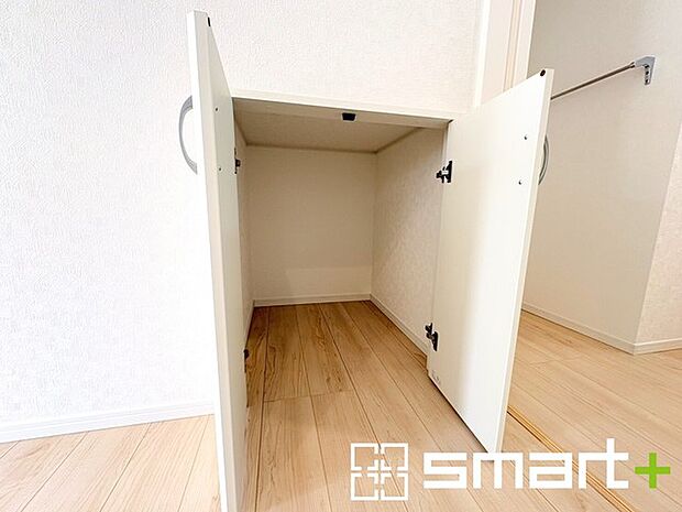 ~ちょっとした空間も有効活用~ ・廊下も無駄にせずしっかりと収納をご用意。ちょっとしたスペースも無駄にしません。 ・掃除機など意外と置場に困る物もしっかりと収納可能です。