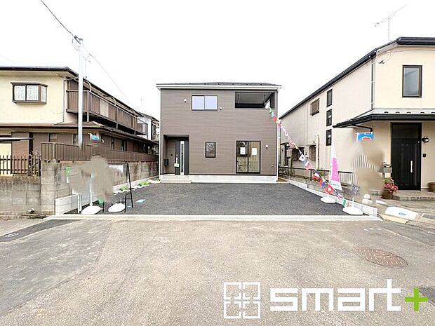 ~ゆとりあるカースペース~ ・セカンドカーや来客時にも困らないカースペース2台分は並列駐車可能でお車の出し入れもラクラク。 ・カーポートなどのオプションもお気軽にご相談くださいませ。