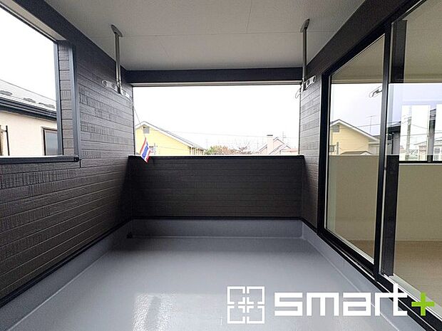 ~屋根付きのバルコニー~ ・バルコニーは屋根付きなので急な雨でも安心です。 ・奥行きもあるので洗濯物が干しやすいのも嬉しいポイントですね。