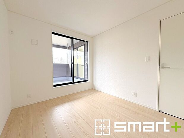 ~明るく暖かな光が差し込む洋室~ ・大きな窓からたっぷりの光が舞い込み、お部屋全体を優しく包み込んでくれます。 ・たっぷりの収納スペースで住空間もスッキリ。