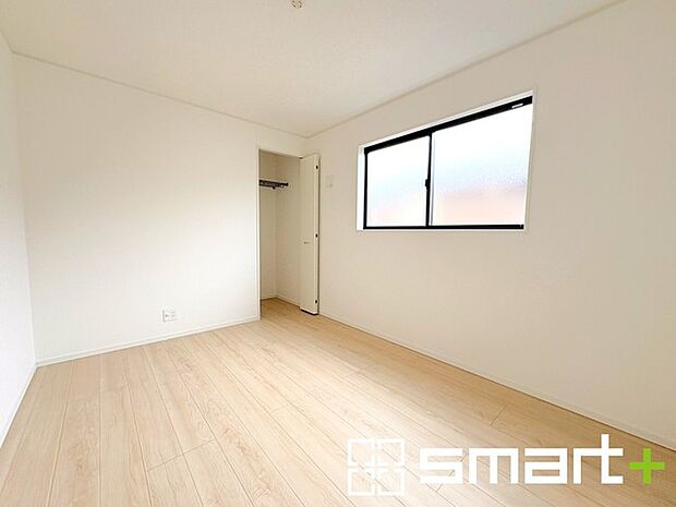 ~収納豊富な洋室~ ・各居室に備え付けの収納をご用意。タンスなどを置く場合と比べ出っ張らないので部屋の中を有効のご活用いただけます。 ・収納の広さなどぜひ現地でご確認くださいませ。