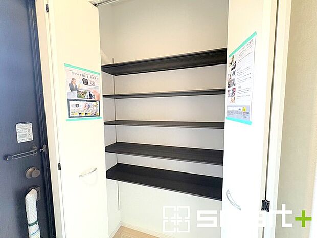 ~たっぷりしまえるシューズボックス~ ・備え付けのシューズボックスは充分な容量を確保。 ・便利な稼働式の棚で高さや大きさのあるものもスッキリしまえて快適。