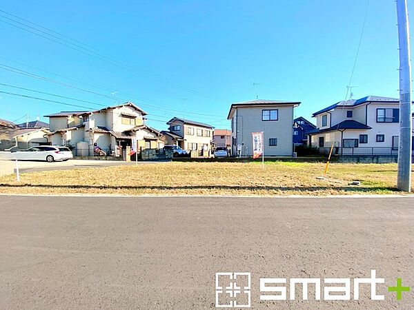 ～閑静な住宅街の立地～ ・周辺は閑静な住宅街となっておりますので、静かな暮らしをご実現いただけます。 ・前面道路の交通量も多くないので、小さなお子様がいるご家庭でもご安心ですね。