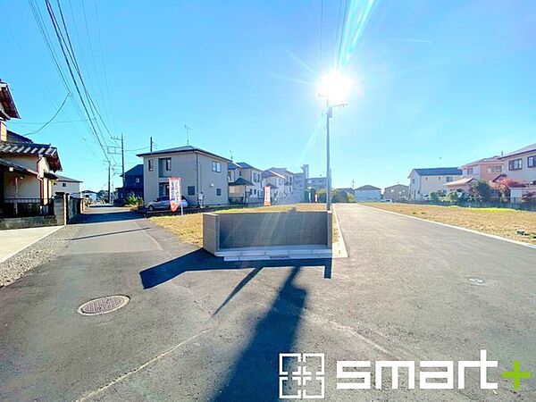 ～開放感ある角地のお住まい～ ・2方向が空く事で開放感のある角地に位置しております。 ・窮屈な感じが無く、ゆったりと暮らせるこの魅力をぜひ現地でご体感くださいませ。