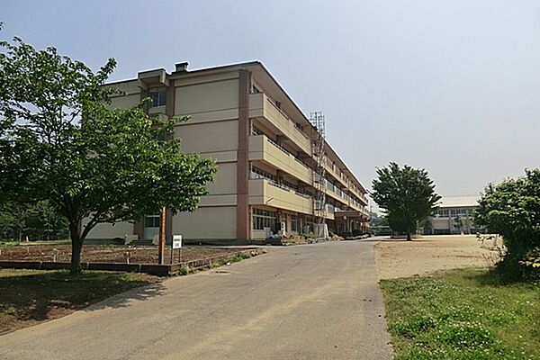 戸頭小学校（750m）