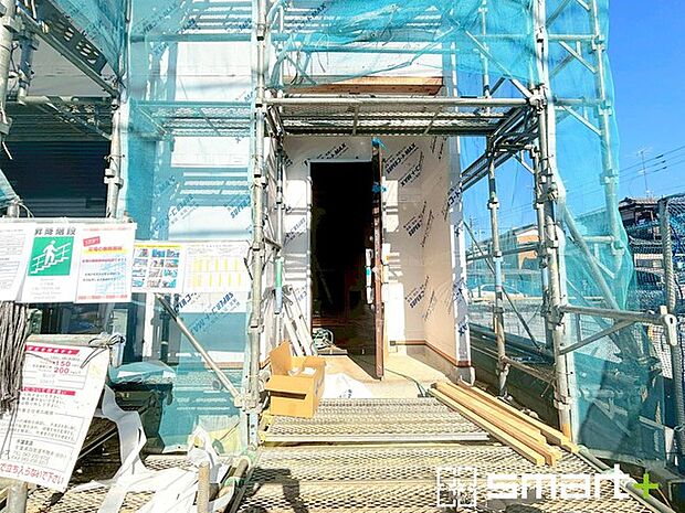 〜お住まいの顔「玄関」〜 ・玄関ドアの上にはもちろん軒がございますので、雨の日でも濡れずに鍵の開閉が可能です。 ・鍵は防犯性に優れたディンプルキーを採用。